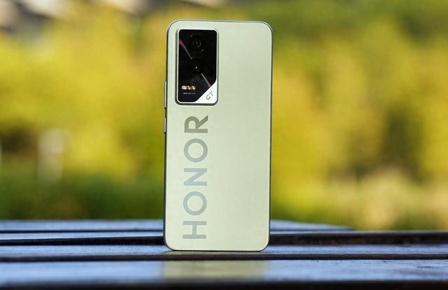 2025公认最香的3款手机16GB+512GB“大跳水”高性能再战六年 title=