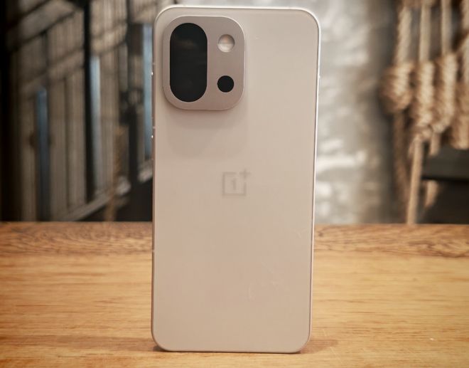 一加15T浮出水面：165Hz刷新率+小直屏+长焦镜头唯一小屏性能机(图4)